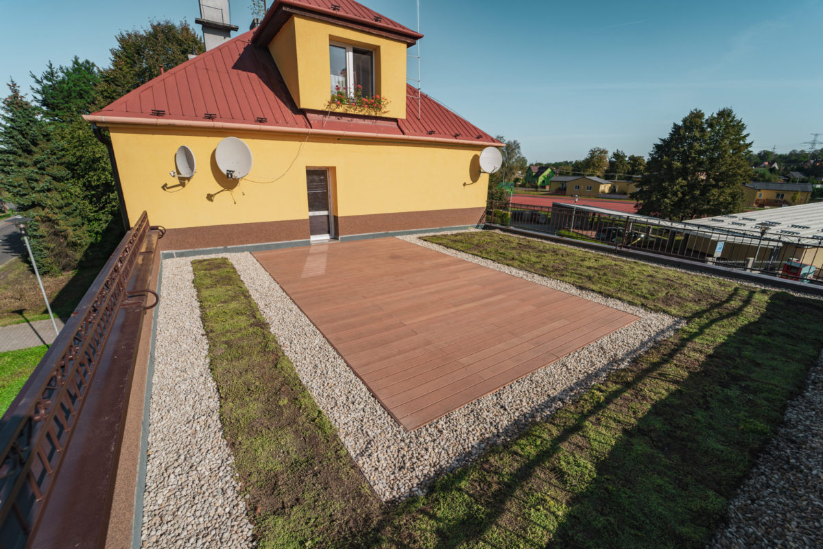 extenzivní zelená střecha s terasou ve Stonavě
